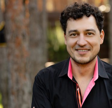 Євгену Синельникову – 44: що варто знати про режисера, який відкриває Україну світові