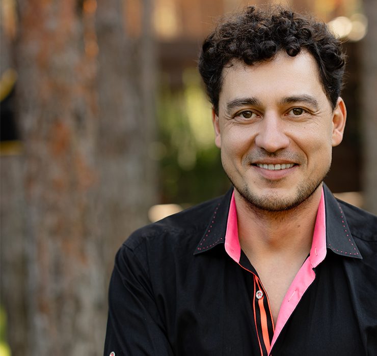 Євгену Синельникову – 44: що варто знати про режисера, який відкриває Україну світові