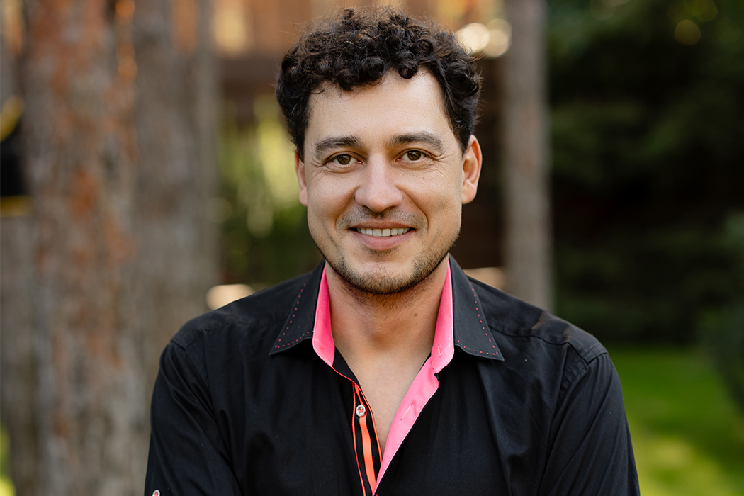 Євгену Синельникову – 44: що варто знати про режисера, який відкриває Україну світові