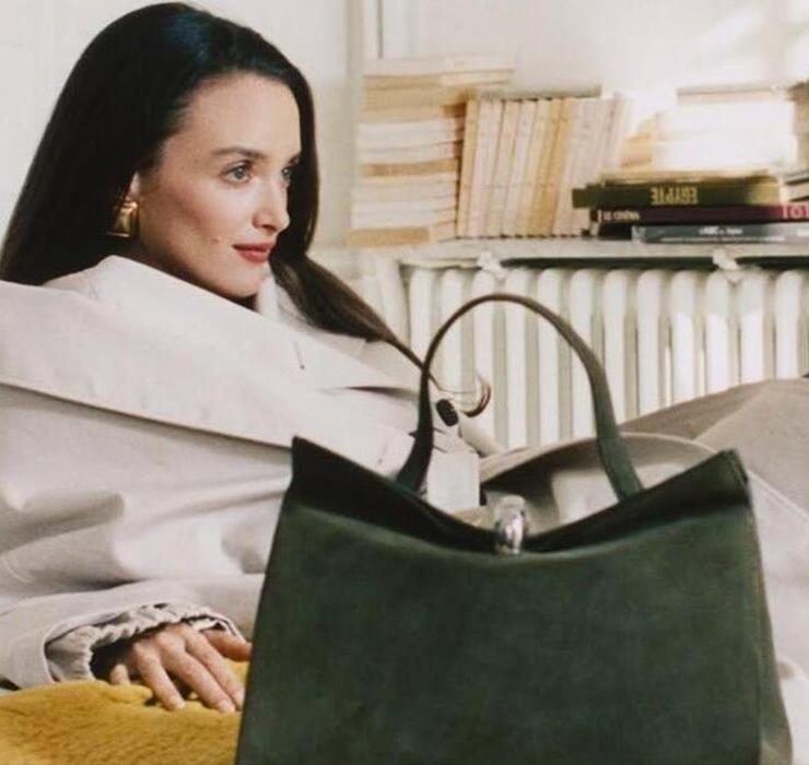 Зірка «Білого лотоса» Шарлотта Ле Бон у новому кампейні Jacquemus