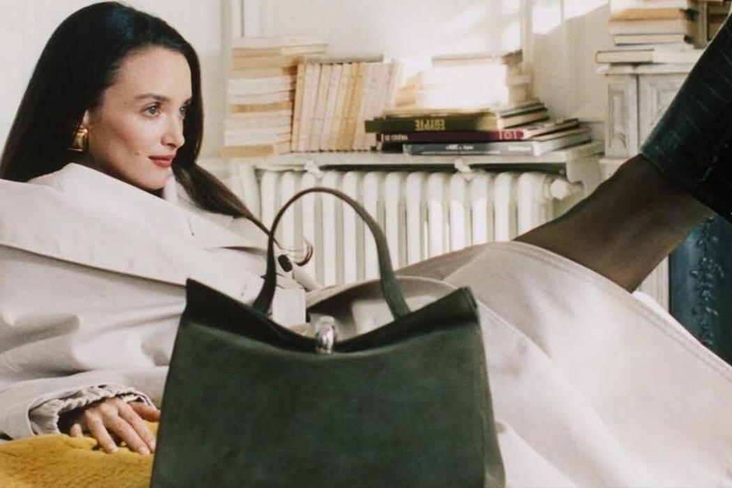 Зірка «Білого лотоса» Шарлотта Ле Бон у новому кампейні Jacquemus