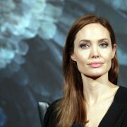 Репетиції під обстрілами, сміх і сльози: «Три швидкі та модні у цьому сезоні перукарки» на сцені Молодого театру