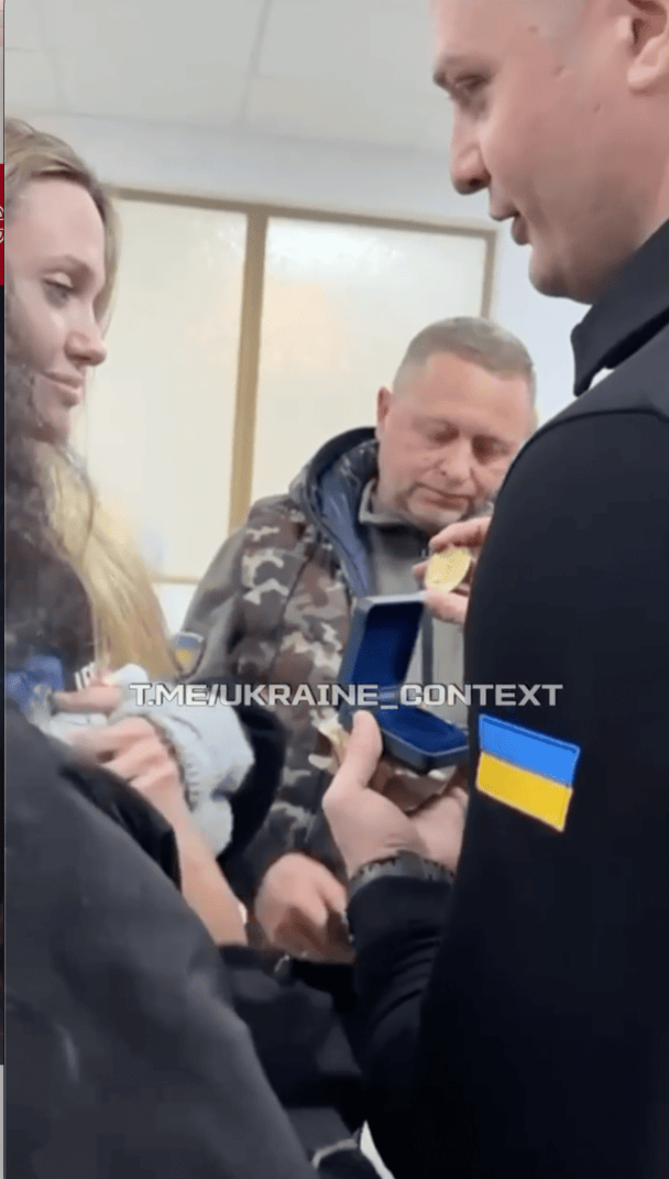 Анджеліна Джолі відвідала дитячу лікарню у Херсоні