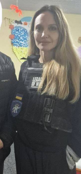 Анджеліна Джолі відвідала дитячу лікарню у Херсоні