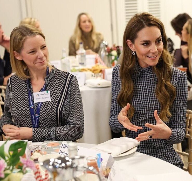 В клетчатом платье: Кейт Миддлтон посетила детский благотворительный фонд Анны Фрейд