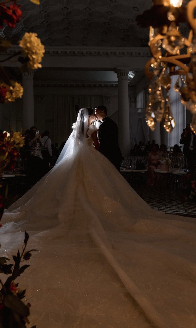 Сотні троянд: Іванна Онуфрійчук показала, як чоловік привітав із річницею