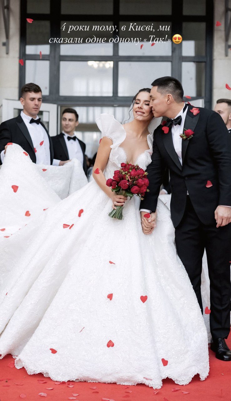 Сотні троянд: Іванна Онуфрійчук показала, як чоловік привітав із річницею