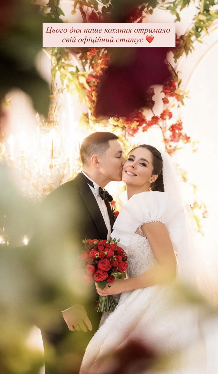 Сотні троянд: Іванна Онуфрійчук показала, як чоловік привітав із річницею