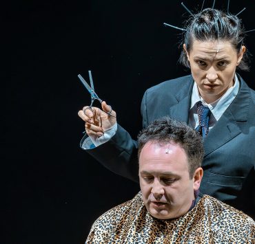 Репетиції під обстрілами, сміх і сльози: «Три швидкі та модні у цьому сезоні перукарки» на сцені Молодого театру