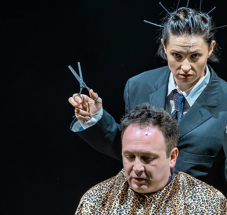 Репетиції під обстрілами, сміх і сльози: «Три швидкі та модні у цьому сезоні перукарки» на сцені Молодого театру