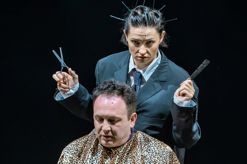 Репетиції під обстрілами, сміх і сльози: «Три швидкі та модні у цьому сезоні перукарки» на сцені Молодого театру