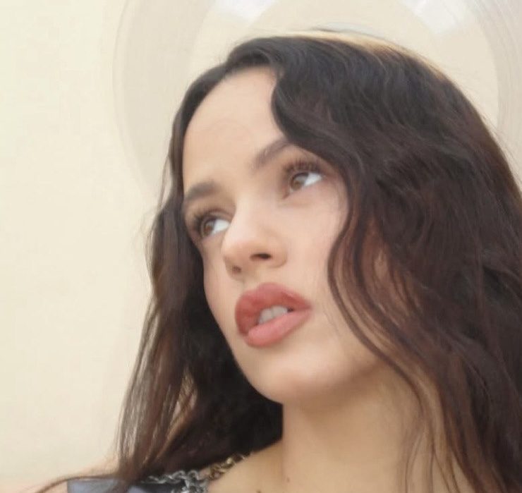 Спела на 13 языках: Rosalia выпустила трек на украинском