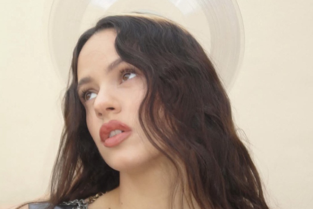 Заспівала 13 мовами: Rosalia випустила трек українською