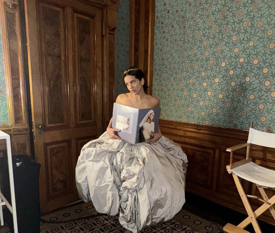 Заспівала 13 мовами: Rosalia випустила трек українською