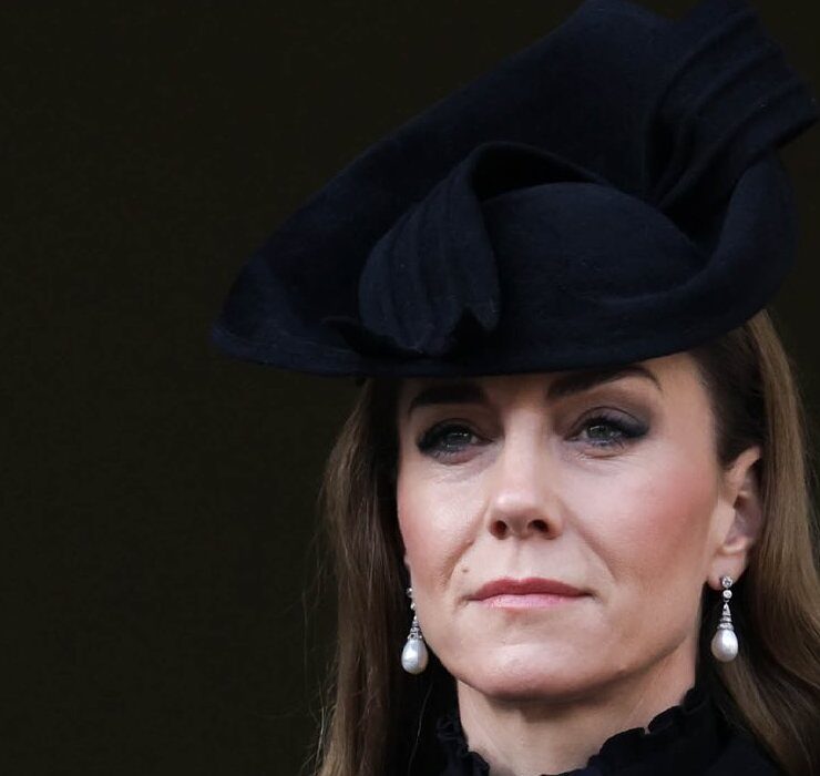 Кейт Миддлтон и принц Уильям с детьми на параде Дня памяти