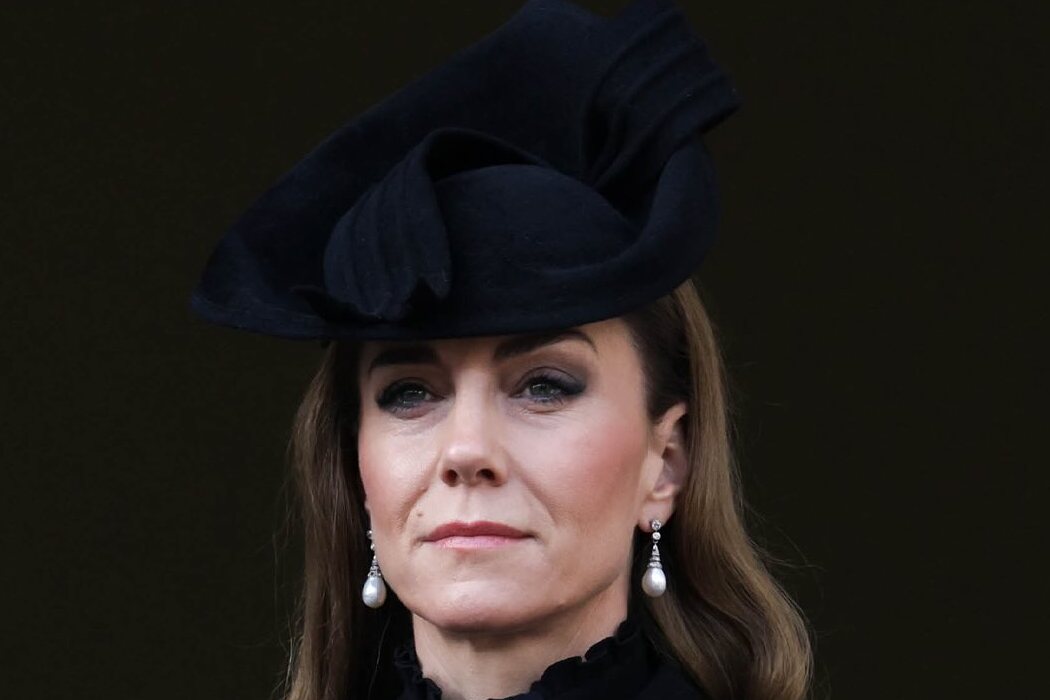 Кейт Миддлтон и принц Уильям с детьми на параде Дня памяти