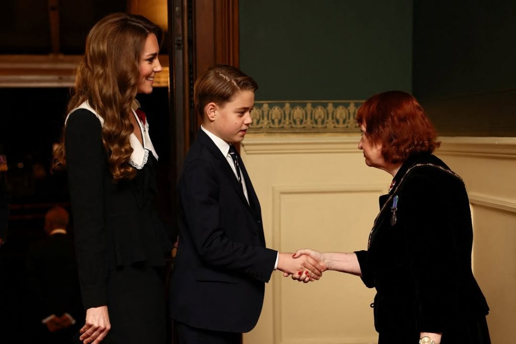 Кейт Миддлтон и принц Уильям с детьми на параде Дня памяти