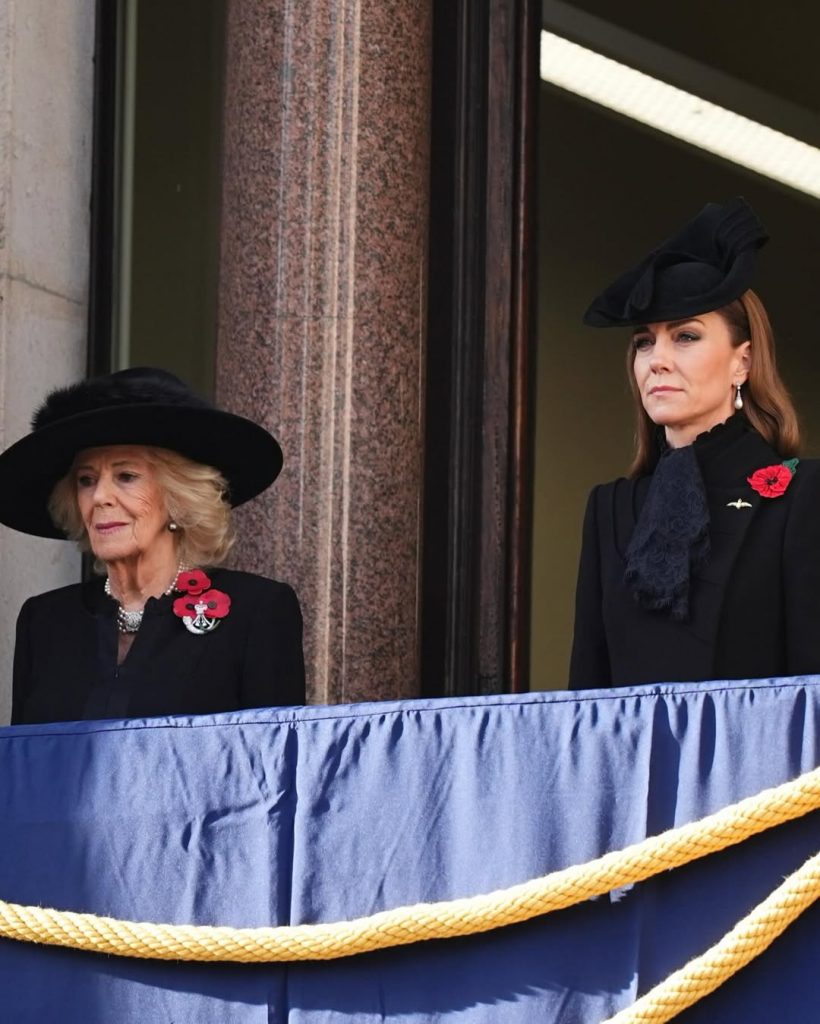 Кейт Миддлтон и принц Уильям с детьми на параде Дня памяти