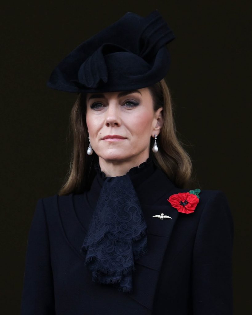 Кейт Миддлтон и принц Уильям с детьми на параде Дня памяти