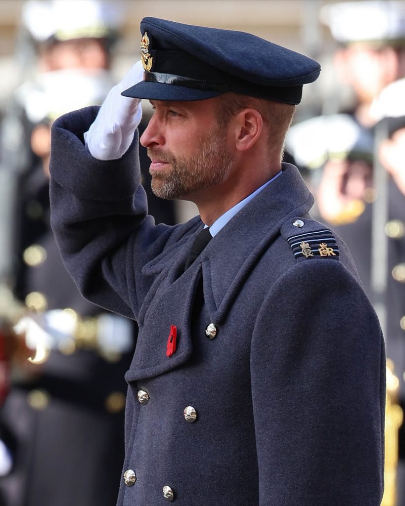 Кейт Миддлтон и принц Уильям с детьми на параде Дня памяти