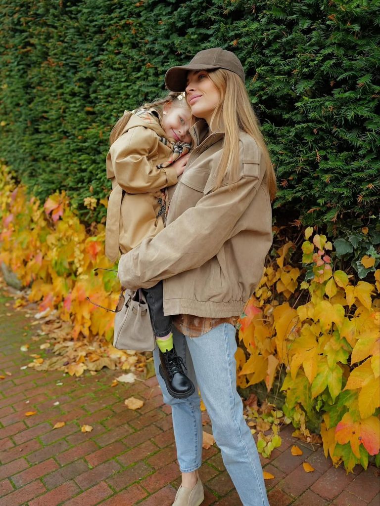 «Прогулюємо садочок»: дружина Зінченка замилувала осінніми кадрами з донькою