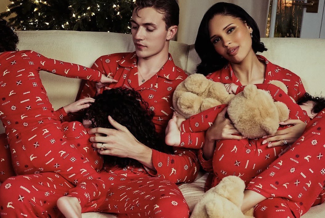 В стиле trad-wife: многодетная модель Нара Смит в кампейне Skims