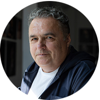 Репетиції під обстрілами, сміх і сльози: «Три швидкі та модні у цьому сезоні перукарки» на сцені Молодого театру