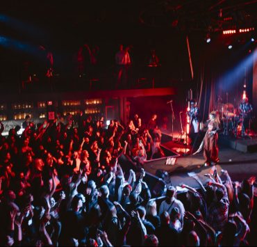 Ніч, неон і диско-кристали: як концерт KLER відбувся у Києві