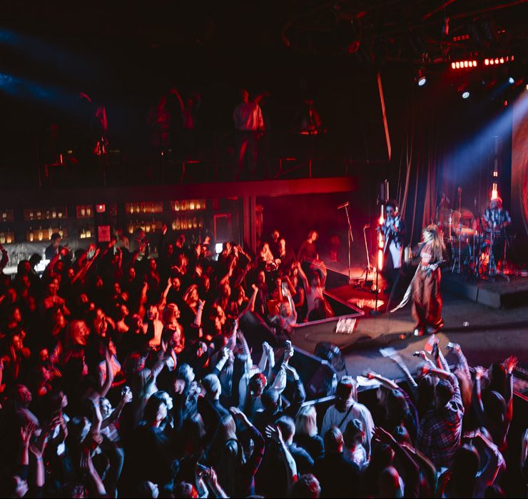 Ніч, неон і диско-кристали: як концерт KLER відбувся у Києві