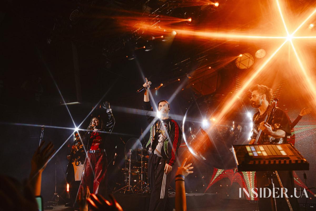 Ніч, неон і диско-кристали: як концерт KLER відбувся у Києві