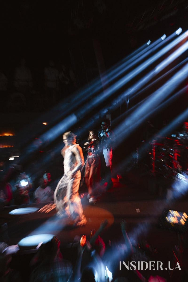 Ніч, неон і диско-кристали: як концерт KLER відбувся у Києві