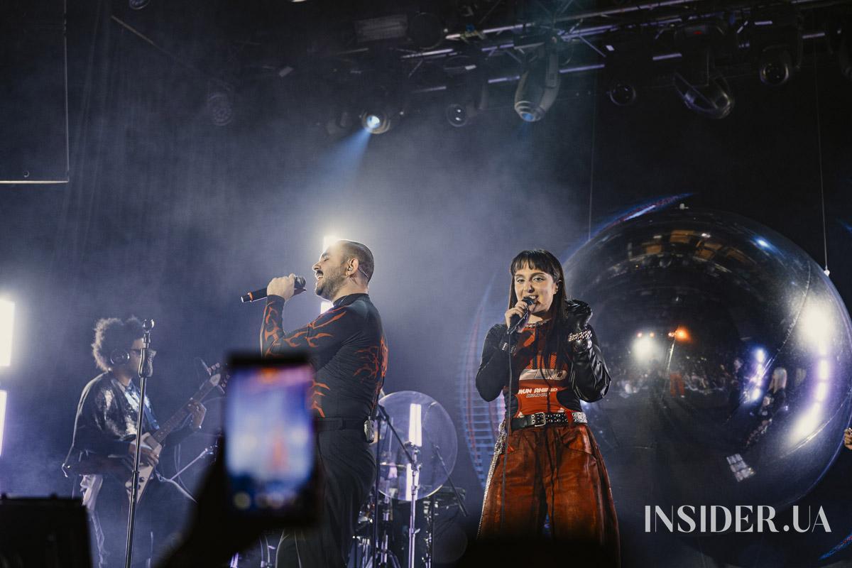 Ніч, неон і диско-кристали: як концерт KLER відбувся у Києві