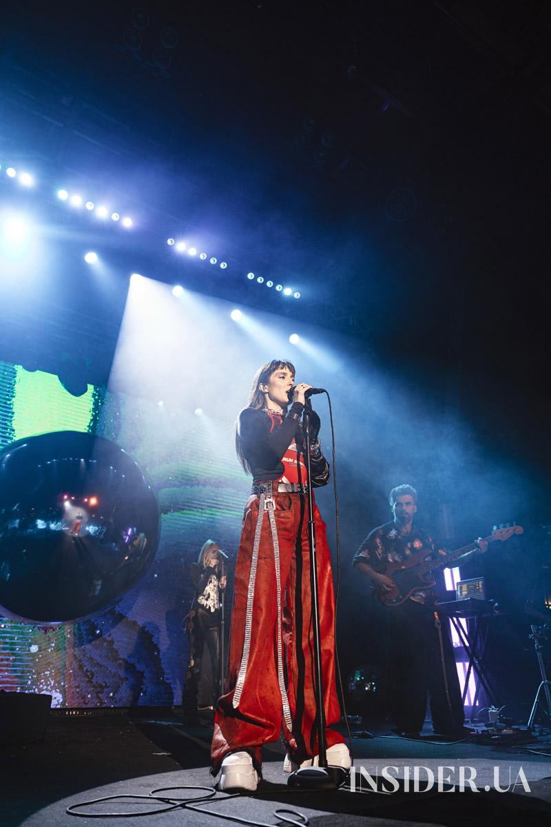 Ніч, неон і диско-кристали: як концерт KLER відбувся у Києві