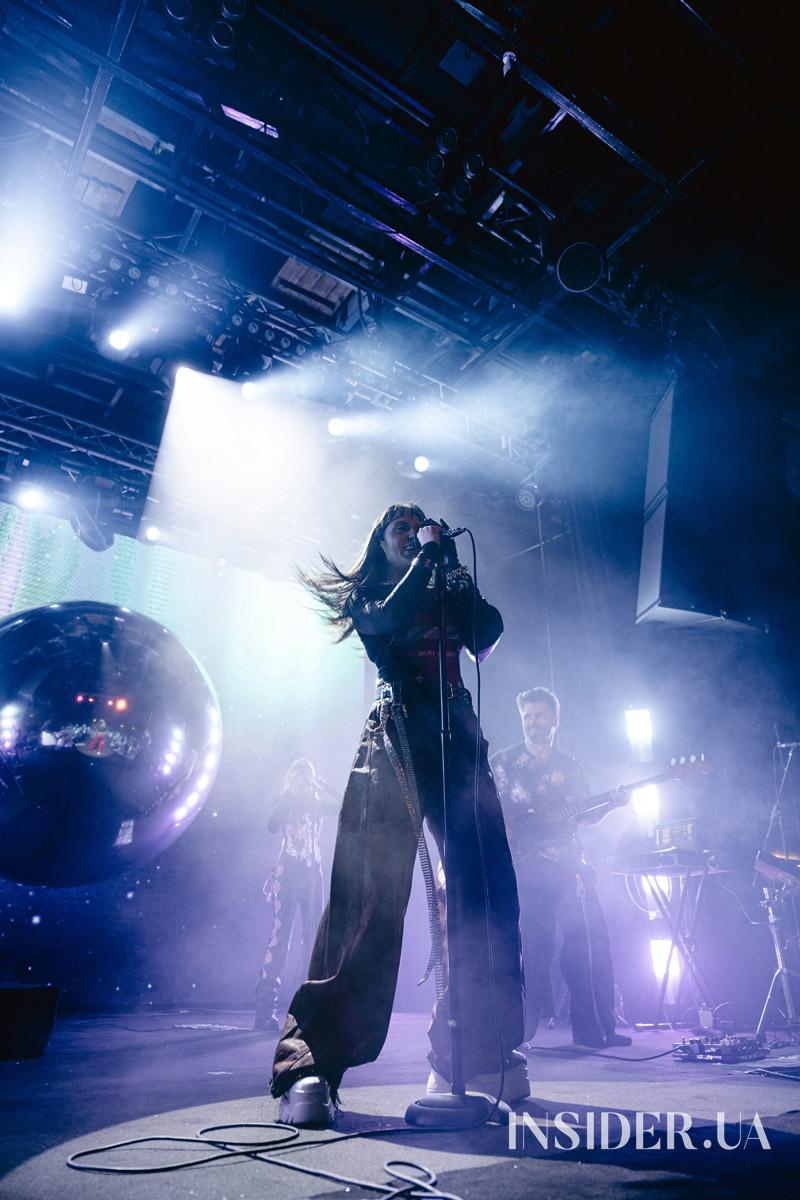 Ніч, неон і диско-кристали: як концерт KLER відбувся у Києві