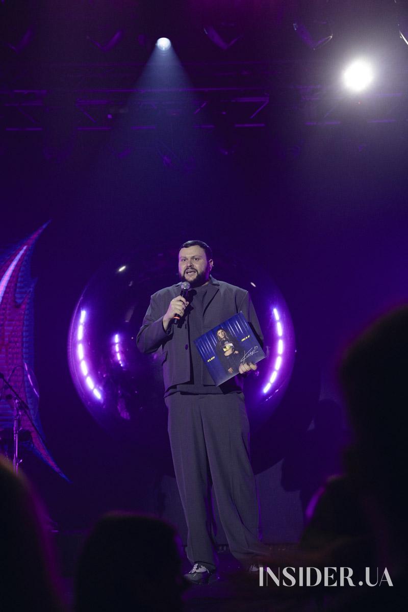 Ніч, неон і диско-кристали: як концерт KLER відбувся у Києві