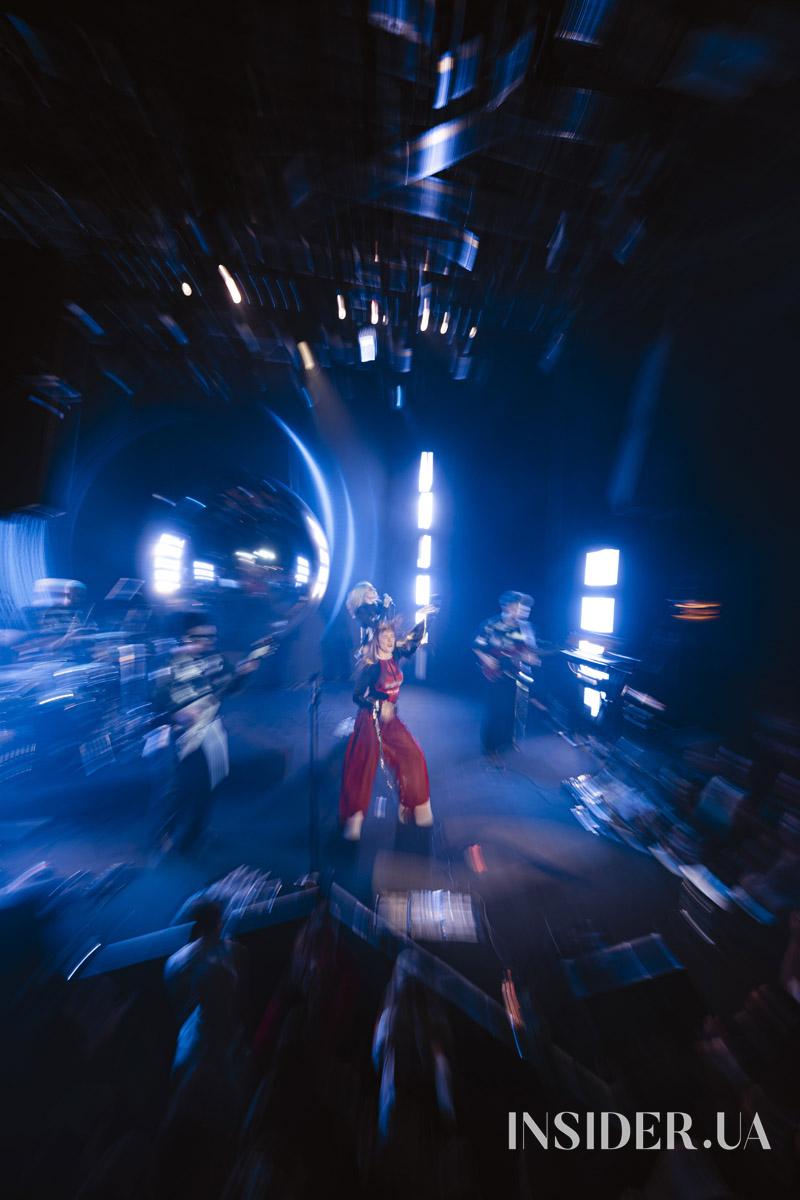 Ніч, неон і диско-кристали: як концерт KLER відбувся у Києві