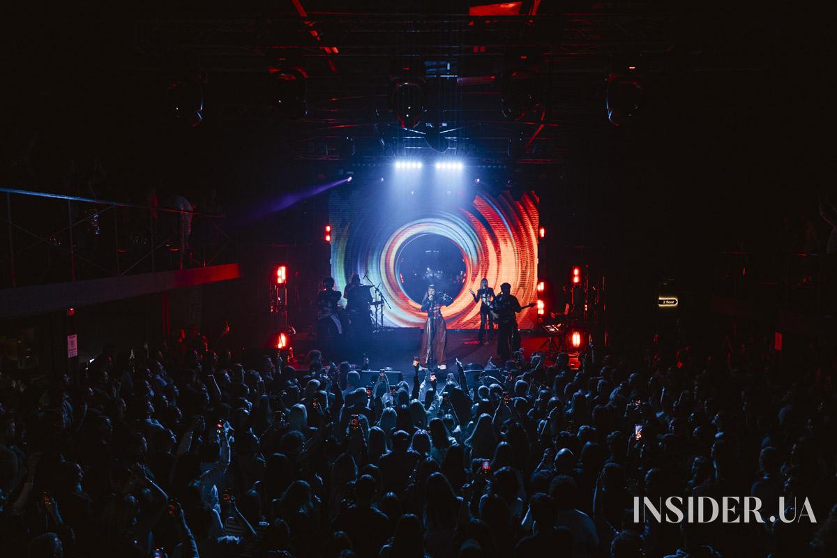 Ніч, неон і диско-кристали: як концерт KLER відбувся у Києві