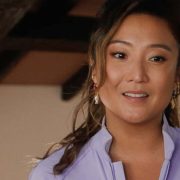 В сине-желтых тонах: Лили Коллинз и Эшли Парк на съемках &laquo;Эмили в Париже&raquo;