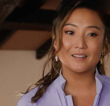 Носії: героїня Мінді з серіалу &laquo;Емілі в Парижі&raquo; у комбінезоні бренду BTTRM