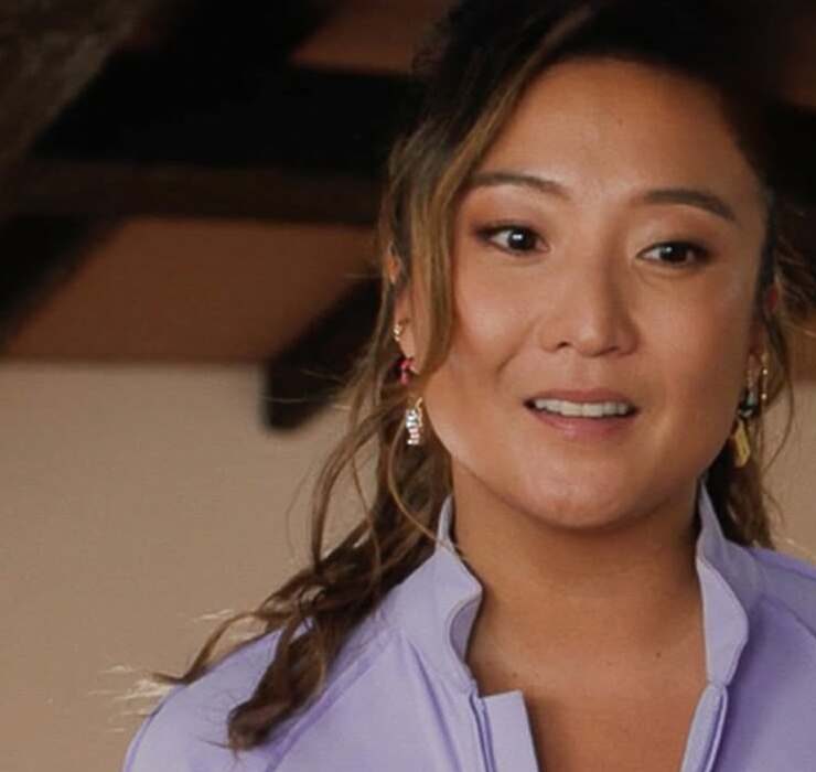 Носії: героїня Мінді з серіалу &laquo;Емілі в Парижі&raquo; у комбінезоні бренду BTTRM