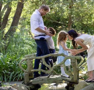 Вслед за Уэльскими: Меган Маркл и принц Гарри представили рождественскую открытку