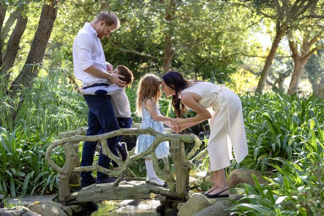 Вслед за Уэльскими: Меган Маркл и принц Гарри представили рождественскую открытку