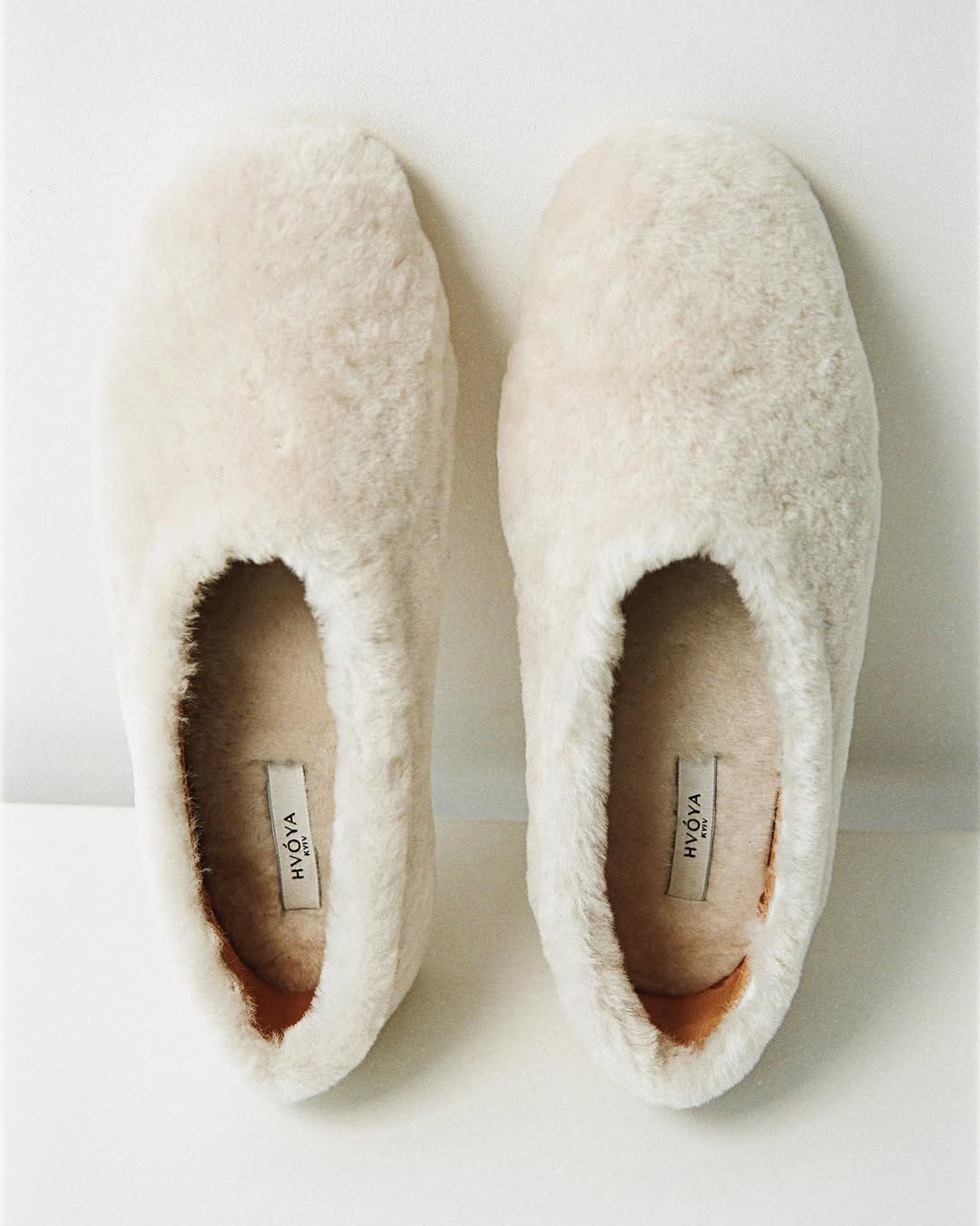 Від хутряних балеток до утеплених лоферів: головні тренди взуття холодного сезону