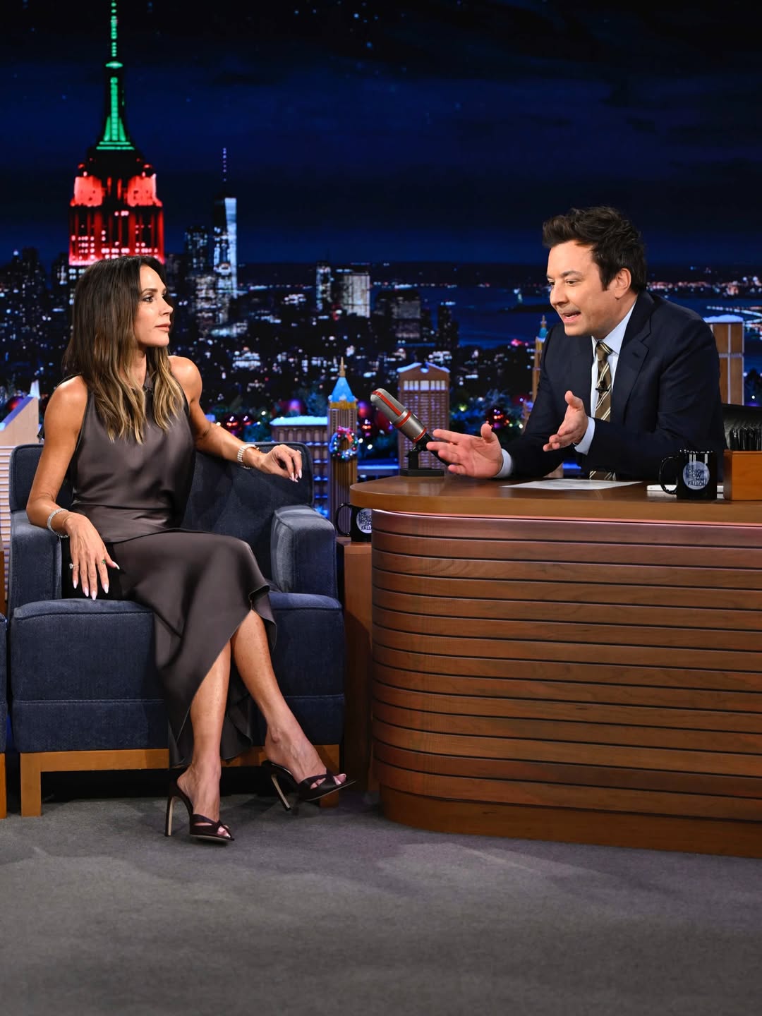 Зворушлива зустріч: Лілі Коллінз та Вікторія Бекхем на шоу Джиммі Феллона