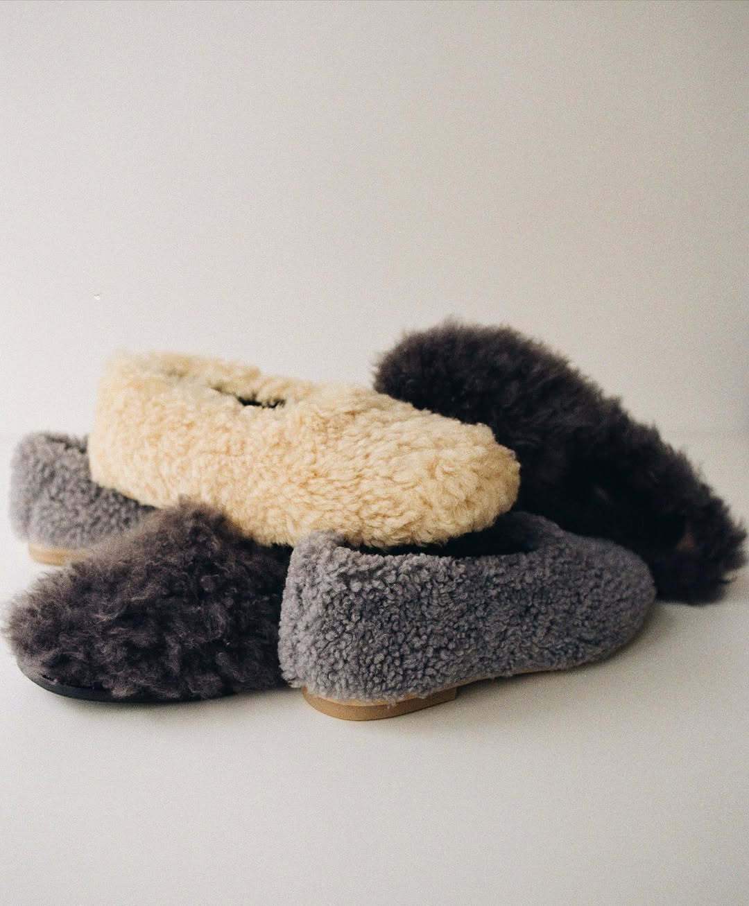 Від хутряних балеток до утеплених лоферів: головні тренди взуття холодного сезону