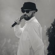 Ніч, неон і диско-кристали: як концерт KLER відбувся у Києві