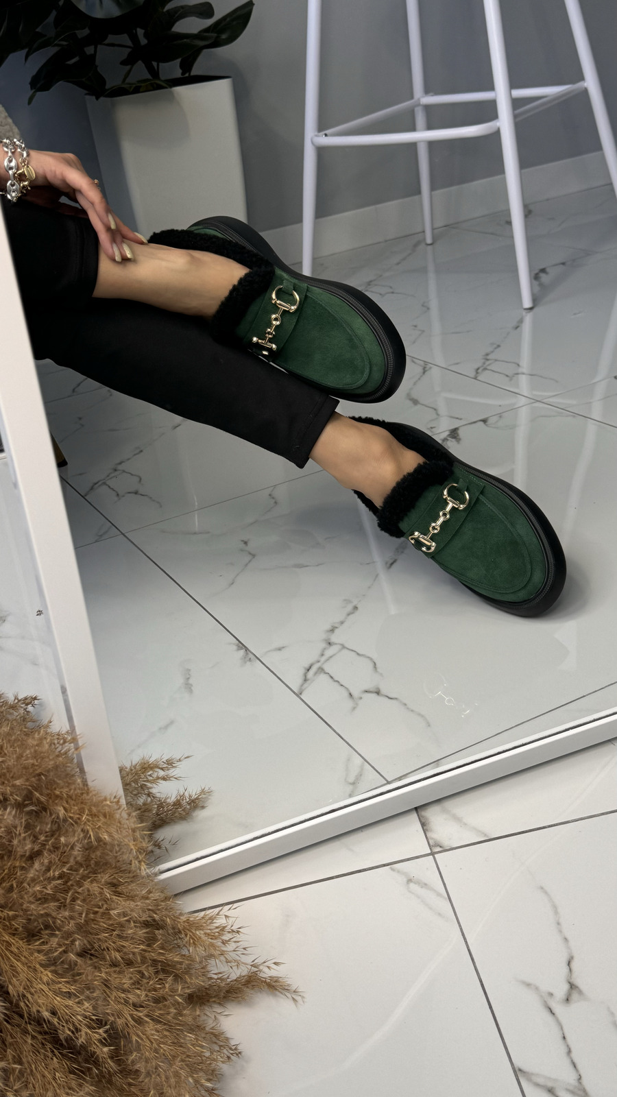 Від хутряних балеток до утеплених лоферів: головні тренди взуття холодного сезону