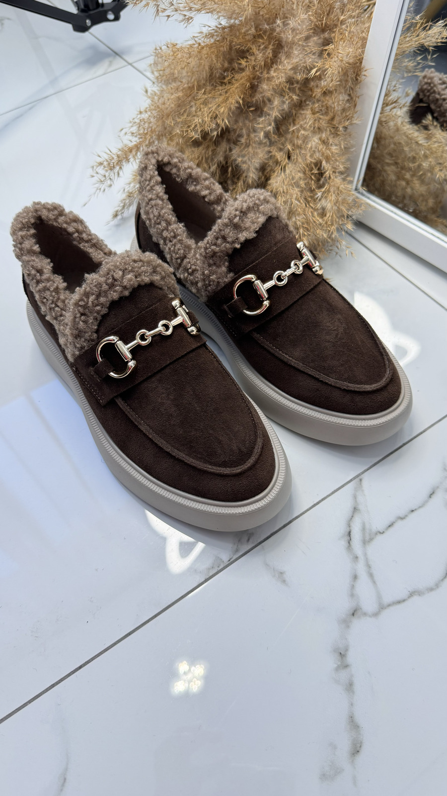 Від хутряних балеток до утеплених лоферів: головні тренди взуття холодного сезону