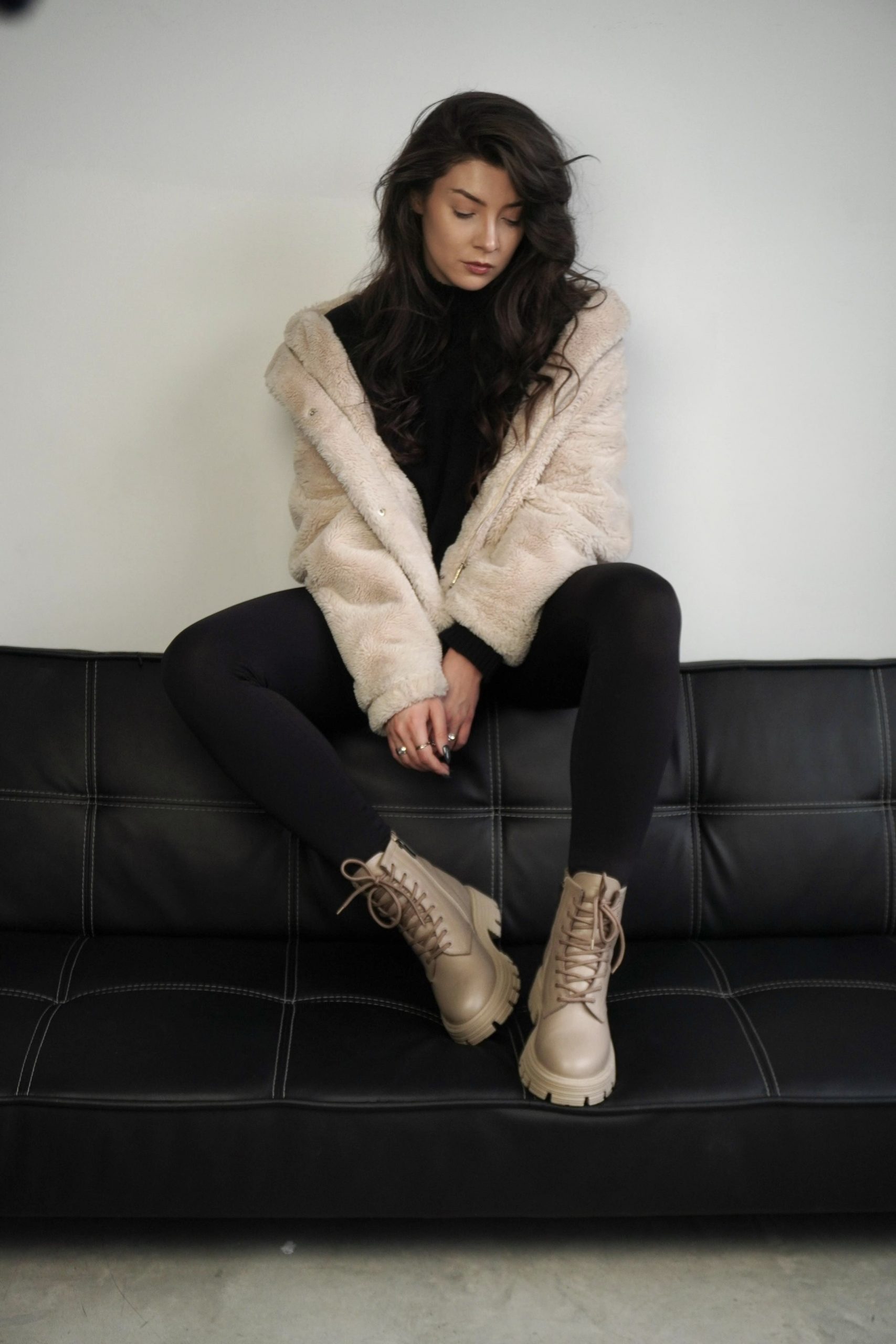 Від хутряних балеток до утеплених лоферів: головні тренди взуття холодного сезону