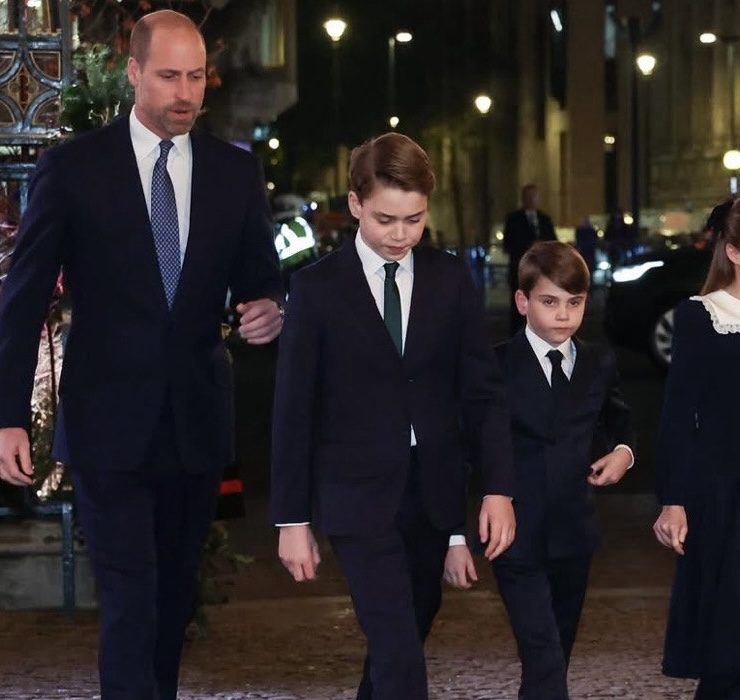 В изумрудном пальто: Кейт Миддлтон с семьей посетила традиционную рождественскую службу